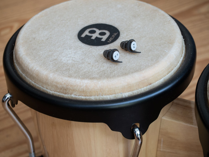 Die Sound Protex von Sennheiser dämpfen laute Geräusche, etwa von Trommeln, auf ein angenehmes Maß. (Bild: Peter Hase)