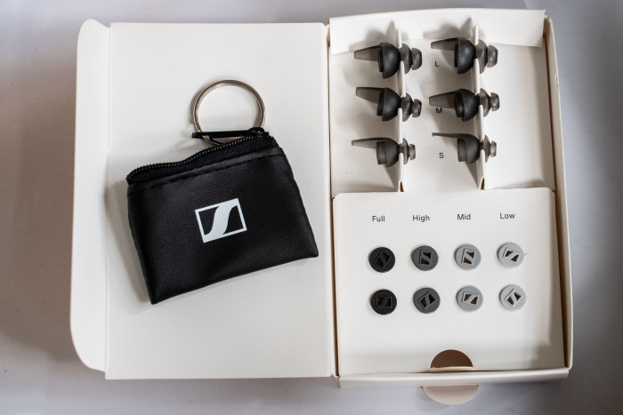 Beim Plus-Paket der Sound Protex liegen drei Größen von Ohrstöpseln, vier Filter-Varianten und eine Aufbewahrungstasche in der umweltfreundlichen Pappschachtel. (Bild: Peter Hase)