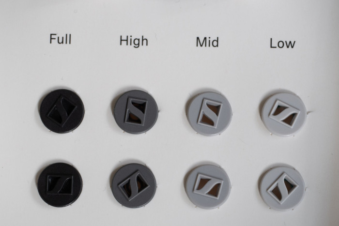 Zur Geräuschdämpfung bietet Sennheiser in der Plus-Variante vier Stärken an: von der hellsten leichten Filterung bis zum schwarzen Akustikblocker. (Bild: Peter Hase)