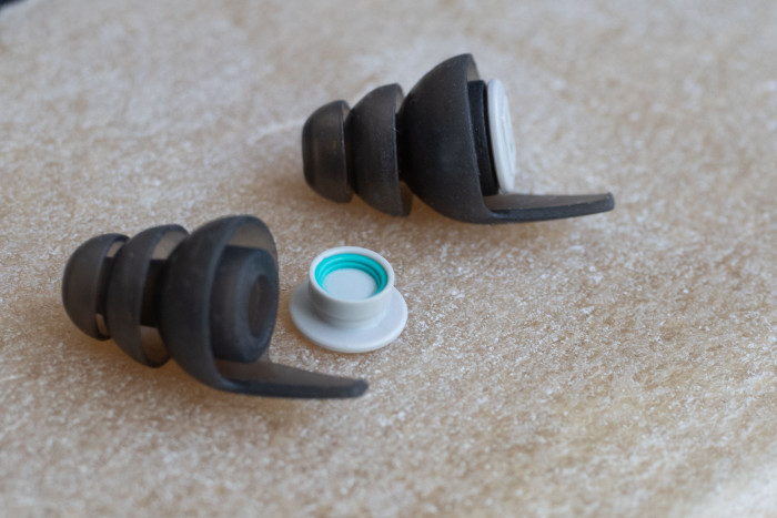 Die kleinen Filterscheiben (vorn) werden in die Ohrstöpsel geklippt und können einfach ausgewechselt werden. Auch ins Ohr können die Sound Protex dank der hervorstehenden Zunge mühelos eingesetzt werden. (Bild: Peter Hase)