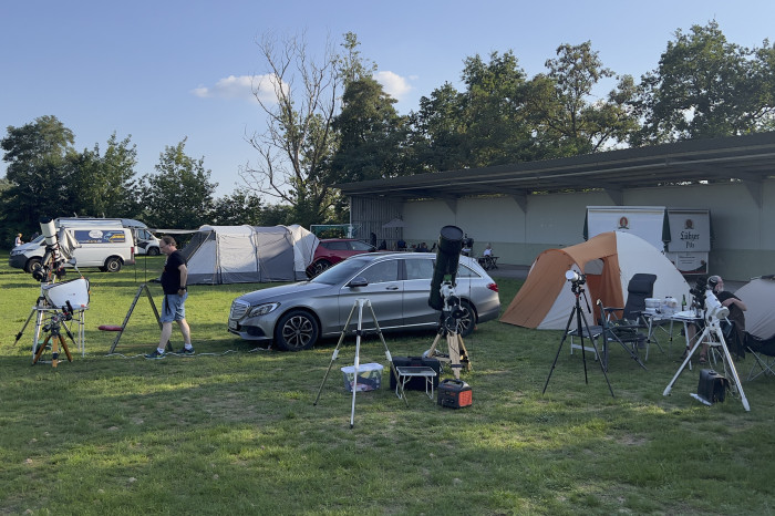 Teleskope in verschiedensten Größen fanden ihren Weg nach Gülpe. (Bild: Mario Keller)