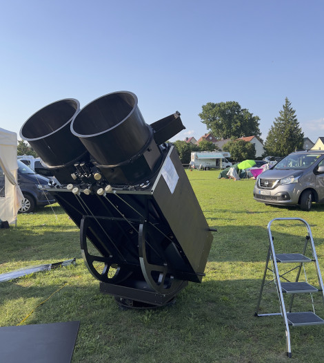 Das Bino-Dobson war mit Abstand das größte Beobachtungsgerät vor Ort. (Bild: Mario Keller)