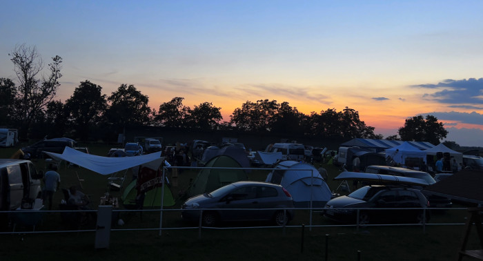Abendstimmung im Camp zum Sonnenuntergang (Bild: Mario Keller)