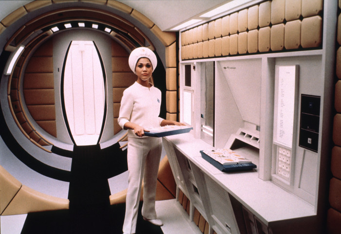 Eine Flugbegleiterin an Bord des Schiffs zur Raumstation (Bild: Reuters Marketplace - MPTV - Pictures)