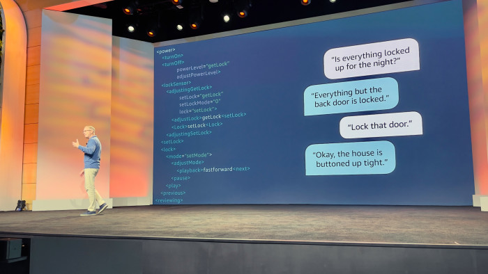 Ein Gespräch mit Alexa zur Sicherheitslage im Smart Home – laut Amazon-Manager Dave Limp soll die KI mit einem neuen Sprachmodell künftig verständiger antworten. (Bild: Berti Kolbow-Lehradt)