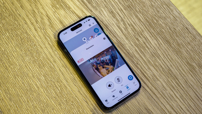 Auch vom virtuellen Aufstellort der WLAN-Kamera kann man direkt zur ihrem Geräteeintrag wechseln und den Live-Feed einsehen. (Bild: Berti Kolbow-Lehradt)