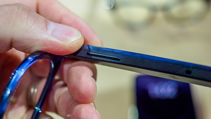 Mit einer Wippe ändert man die Lautstärke direkt an der Brille. (Bild: Berti Kolbow-Lehradt)