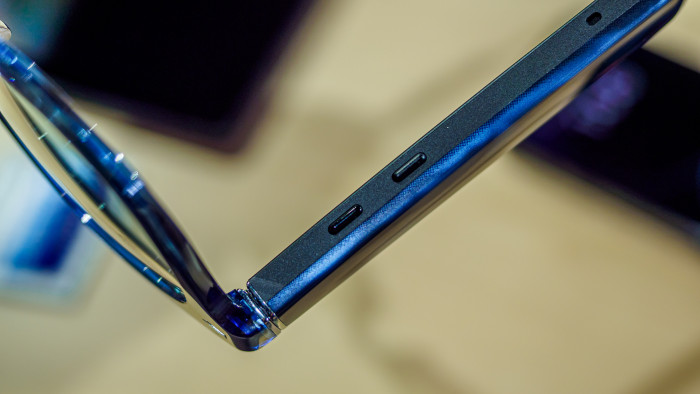 Ein Knopf kümmert sich um Wiedergabe, Pause, Annehmen und Auflegen von Anrufen, der andere startet eine zuvor favorisierte Wiedergabeliste. (Bild: Berti Kolbow-Lehradt)