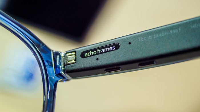 In den Echo Frames stecken Bluetooth-Lautsprecher und ein Akku für bis zu sechs Stunden Laufzeit. (Bild: Berti Kolbow-Lehradt)