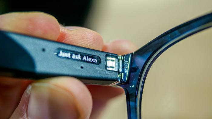 Alexa befragt man, ohne einen Knopf drücken zu müssen. Das Mikrofon ist nahe am Rahmen und damit auch möglichst nahe am Mund. (Bild: Berti Kolbow-Lehradt)