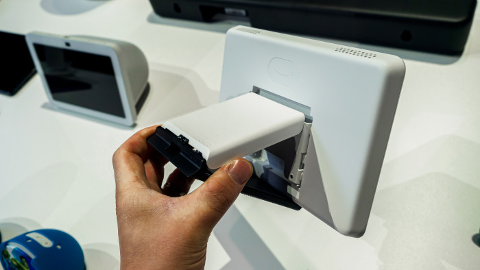 Ein optionaler Standfuß erlaubt, den Echo Hub außer an der Wand lässt auch auf dem Tisch zu platzieren und per Netzsteckerkabel mit Strom zu versorgen. (Bild: Berti Kolbow-Lehradt)