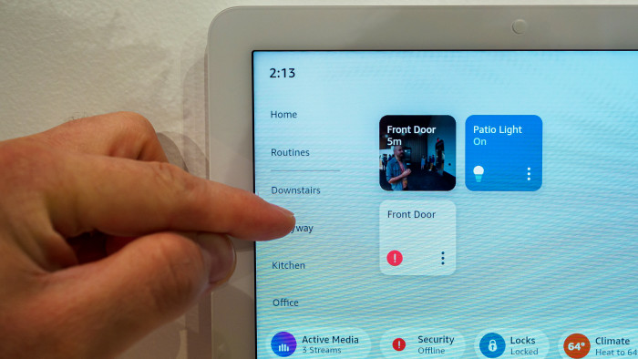 Der Startbildschirm ist dreigeteilt. Links steuert man direkt einzelne Räume oder das Routinen-Menü an. (Bild: Berti Kolbow-Lehradt)