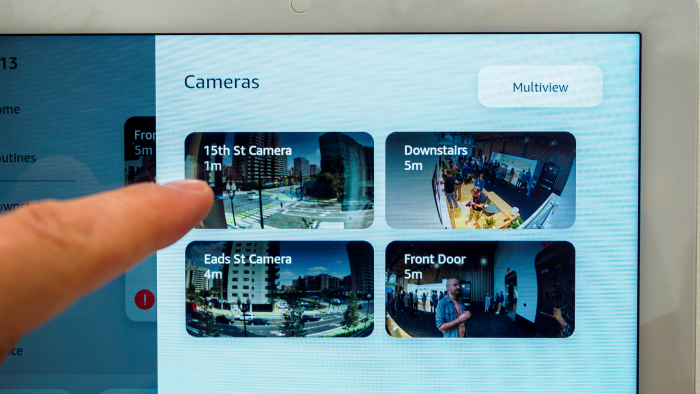 Sind mehrere Sicherheitskameras im Einsatz, lassen sich im entsprechenden Widget kleine Vorschauen bündeln. Ein Druck aufs Bild vergrößert es zur Vollansicht. (Bild: Berti Kolbow-Lehradt)