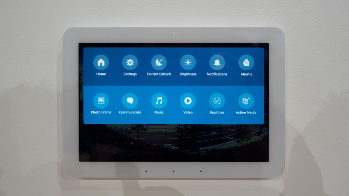 Ein bisschen Anmutung von der Software-Oberfläche der Echo Shows ist auch vorhanden. Wischt man herunter, sieht man das Menü, das es auch auf den anderen Display-Lautsprechern von Amazon gibt. (Bild: Berti Kolbow-Lehradt) 