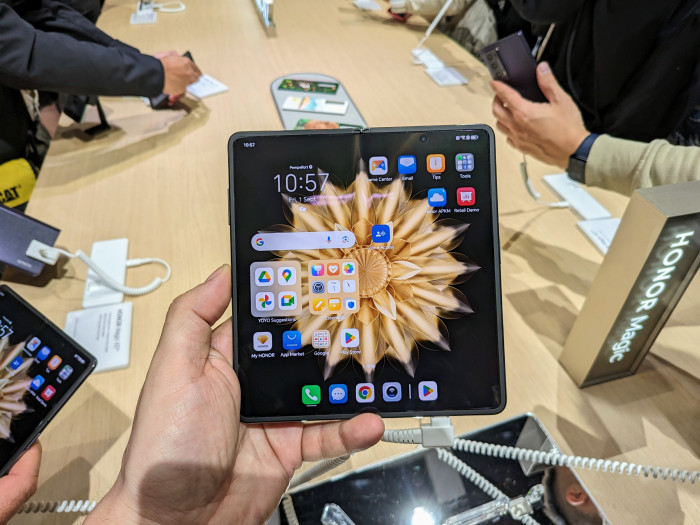 Das ausgeklappte Magic V2 von Honor (Bild: Tobias Költzsch/Golem.de)