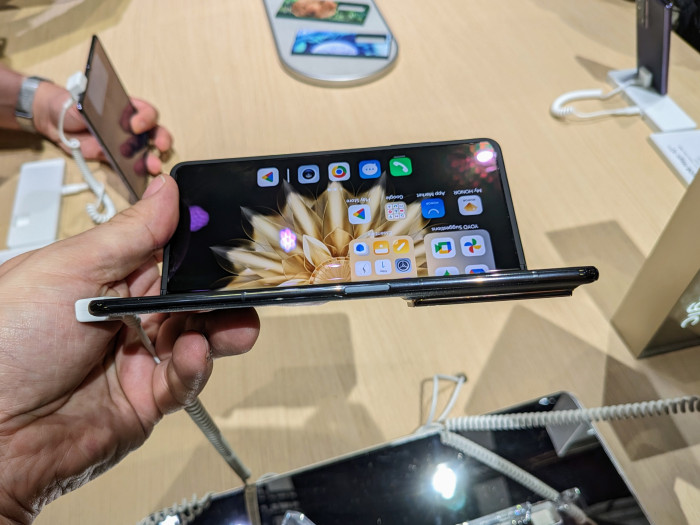 Das Scharnier hat Teile aus Titan und ermöglicht ein flüssiges Aufklappen. (Bild: Tobias Költzsch/Golem.de)