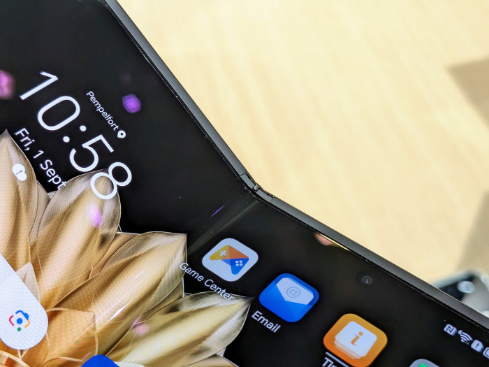 Das Display wird im Scharnierbereich durch Kunststoffnasen geschützt. (Bild: Tobias Költzsch/Golem.de)