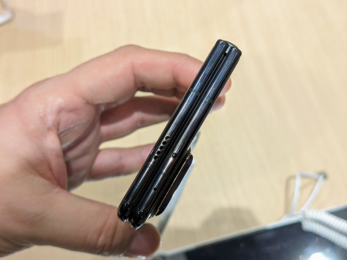 Das Magic V2 lässt sich ohne Lücke zusammenklappen. (Bild: Tobias Költzsch/Golem.de)