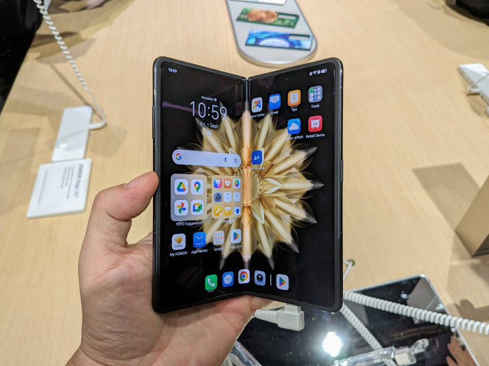 Das Innendisplay misst 7,94 Zoll. (Bild: Tobias Költzsch/Golem.de)