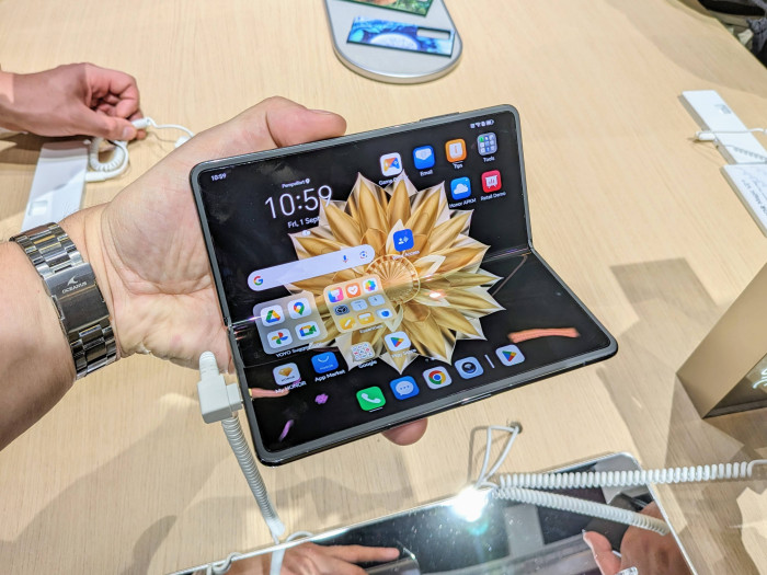 Das Scharnier schafft es, die beiden Hälften in unterschiedlichen Positionen zu halten. (Bild: Tobias Költzsch/Golem.de)