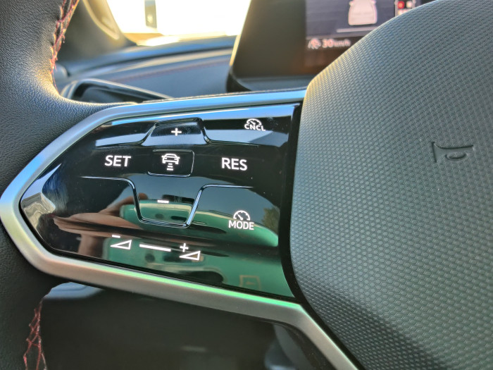 Auf dem Bedienfeld der linken Lenkradspeiche befindet sich die Lautstärkeregelung. (Foto: Friedhelm Greis/Golem.de) 