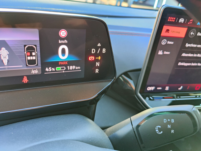 Der Fahrwahlhebel befindet sich nun am Lenkrad und nicht mehr am Display. (Foto: Friedhelm Greis/Golem.de) 