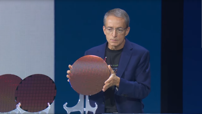 Pat Gelsinger zeigt einen Intel-20A-Wafer. M&ouml;glicherweise sind darauf nur Teststrukturen gefertigt - auf jeden Fall sind sie noch recht klein. (Bild: Intel)