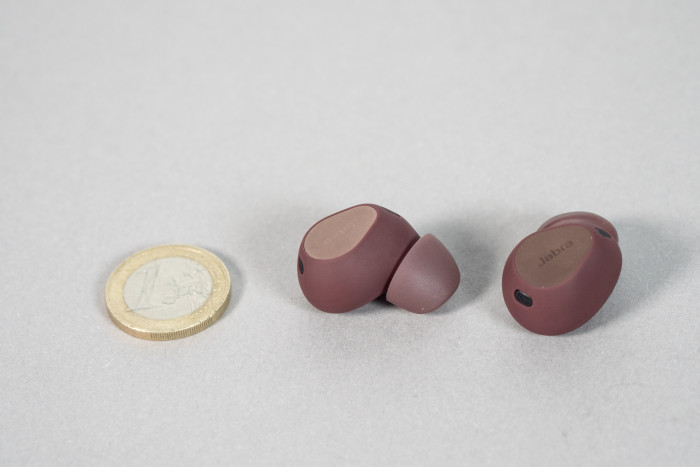 Jabra Elite 10 im Größenvergleich mit einer 1-Euro-Münze (Bild: Martin Wolf/Golem.de)
