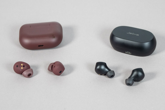 Links die Elite 10, rechts daneben die Elite 7 Pro von Jabra (Bild: Martin Wolf/Golem.de)