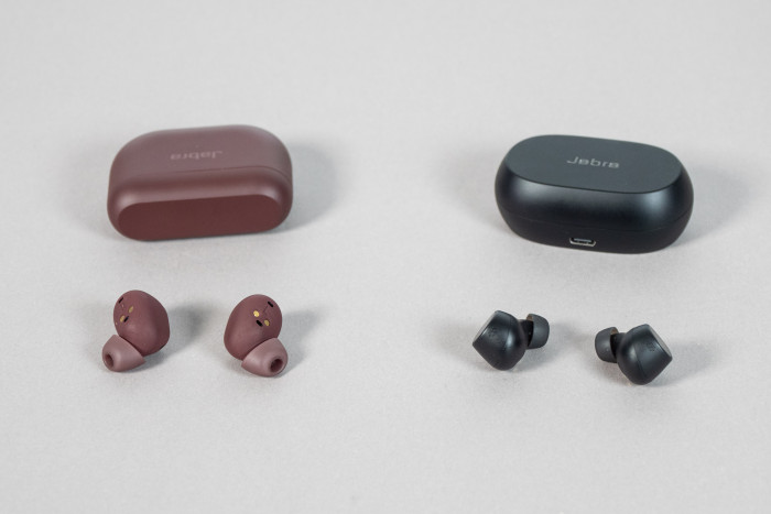 Links die Elite 10, rechts daneben die Elite 7 Pro von Jabra (Bild: Martin Wolf/Golem.de)