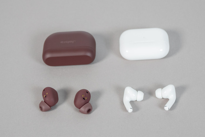 Links die Elite 10, rechts daneben die Airpods Pro 2 von Apple (Bild: Martin Wolf/Golem.de)