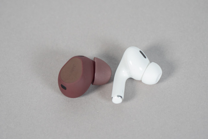 Links die Elite 10, rechts daneben die Airpods Pro 2 von Apple (Bild: Martin Wolf/Golem.de)