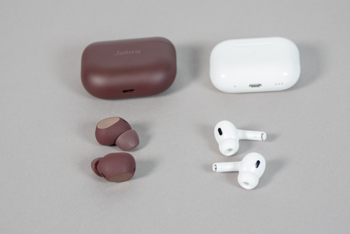 Links die Elite 10, rechts daneben die Airpods Pro 2 von Apple (Bild: Martin Wolf/Golem.de)