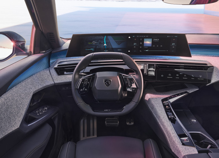 Der Innenraum verfügt bei der Ausstattungslinie GT über ein gebogenes Display. (Foto: Peugeot)