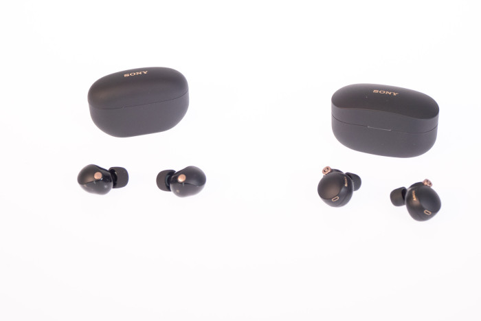 Links die neuen WF-1000XM5, rechts die WF-1000XM4 von Sony (Bild: Nina Völkel/Golem.de)