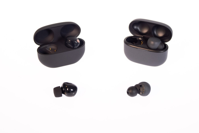 Links die neuen WF-1000XM5, rechts die Link Buds S von Sony (Bild: Nina Völkel/Golem.de)