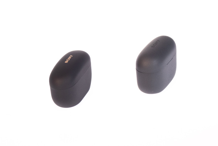 Links die neuen WF-1000XM5, rechts die Link Buds S von Sony (Bild: Nina Völkel/Golem.de)