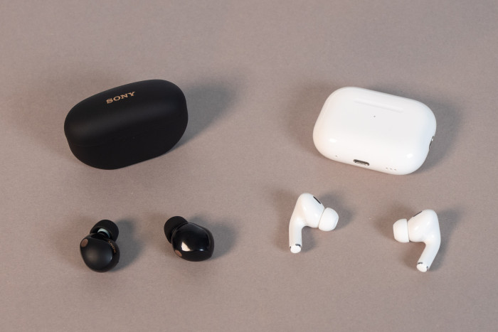 Links die neuen WF-1000XM5, rechts die Airpods Pro 2 von Apple (Bild: Nina Völkel/Golem.de)