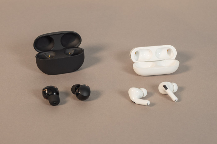 Links die neuen WF-1000XM5, rechts die Airpods Pro 2 von Apple (Bild: Nina Völkel/Golem.de)