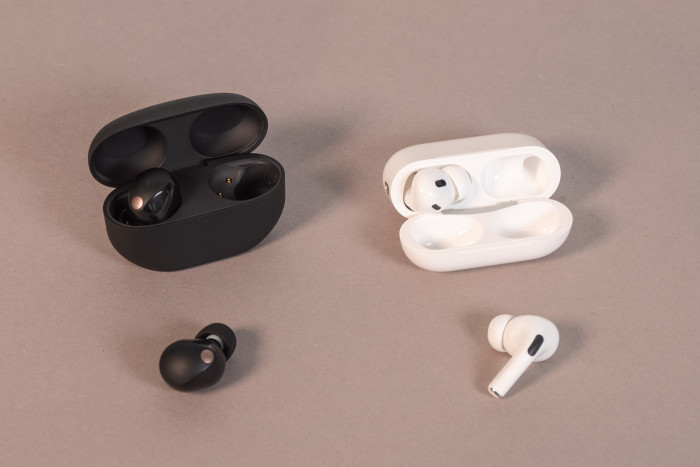 Links die neuen WF-1000XM5, rechts die Airpods Pro 2 von Apple (Bild: Nina Völkel/Golem.de)