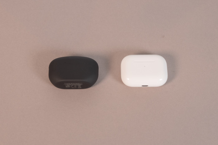 Links die neuen WF-1000XM5, rechts die Airpods Pro 2 von Apple (Bild: Nina Völkel/Golem.de)