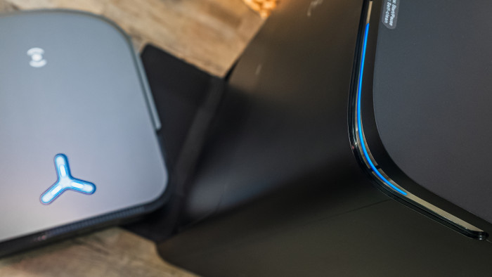 Die blauen LED-Elemente am Roboter und an der Basis sorgen für einen futuristischen Look. (Bild: Berti Kolbow-Lehradt)