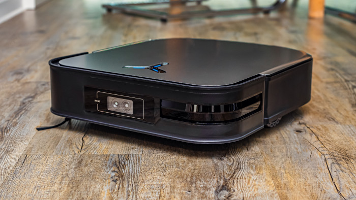 Den Laser-Turm für die Navigation im Raum ersetzt Ecovacs beim X2 durch ein Modul, das sich von der Front um die Ecke an die Flanke schmiegt. Fürs Erkennen von Kleinkram ist die Kamera vorne zuständig. (Bild: Berti Kolbow-Lehradt)