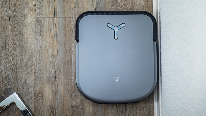 An die Fußleisten kommt der Ecovacs Deebot X2 im Test nahe heran. Beim Wischen hilft das, beim Saugen nicht. (Bild: Berti Kolbow-Lehradt)
