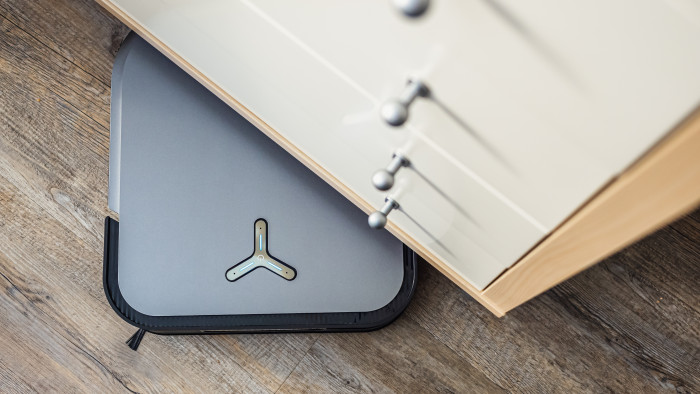 Weil er keinen Sensorturm auf der Deckplatte hat, gelangt der Ecovacs Deebot X2 Omni im Test auch unter sehr niedrige Möbel und putzt dort. (Bild: Berti Kolbow-Lehradt)