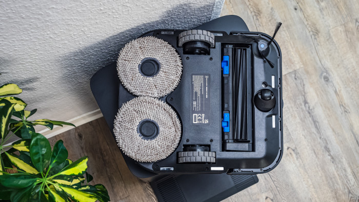 In der Basisstation werden die Wischmopps gut gewaschen und der Staub aus dem Roboter abgesaugt. (Bild: Berti Kolbow-Lehradt)