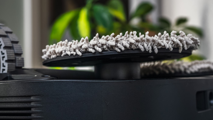 Etwa 15 Millimeter fährt ein Elektrolift das Wischmodul herunter, wenn es Hartboden putzt, und hoch, wenn Teppiche saugen ansteht. Dadurch bleiben auch hohe Zierfasern trocken. (Bild: Berti Kolbow-Lehradt)