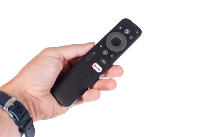 Die Fernbedienung bietet die nötigsten Funktionen und keine Tasten zur Quellenwahl. (Bild: Martin Wolf/Golem.de)