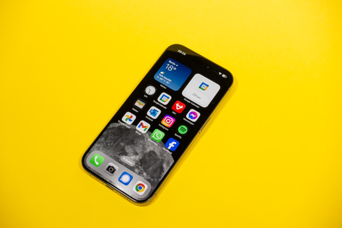 Das iPhone 15 Pro hat das gleiche 6,1-Zoll-Display wie das Vorgängermodell. (Bild: Tobias Költzsch/Golem.de)