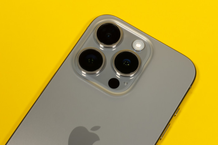 Auf der Rückseite ist ein Dreifachkamerasystem eingebaut. (Bild: Tobias Költzsch/Golem.de)